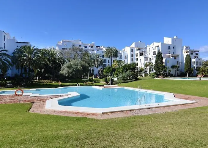 Jardines Del Puerto En Pleno Centro De Puerto Banus